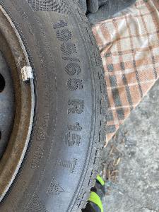 Zimní pneu 195/65 R15 na ráfkách Fiat