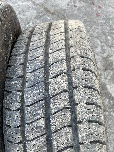 Pneu 205/65 R15 C na ráfkách Peugeot Partner