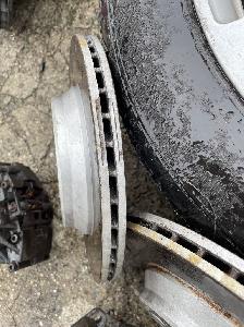 Přední a zadní kotouče + třmeny na Mercedes-Benz třídy S