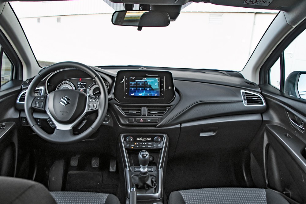 Kona si i v nové generaci zachovala navzdory přítomnosti velkého středového displeje rozumné množství tlačítek. Digitální přístrojový štít o velikosti 12,3“ je standardem pro elektrické provedení, ­základní benzínová Kona má čtyřpalcový TFT displej