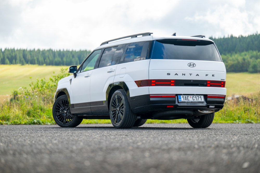 Hyundai Santa Fe HEV AWD – Dokáže ohromit