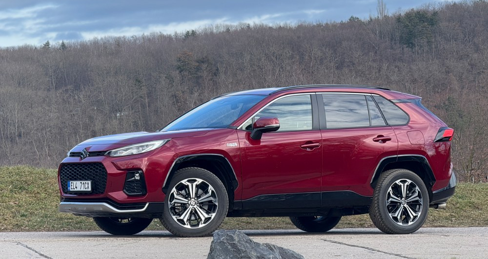 Suzuki Across Plug-in Hybrid – Tichá voda Suzuki Across Plug-in Hybrid – Tichá voda