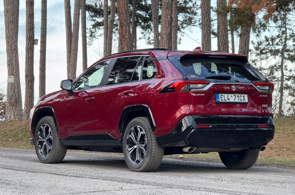 Suzuki Across Plug-in Hybrid – Tichá voda Suzuki Across Plug-in Hybrid – Tichá voda