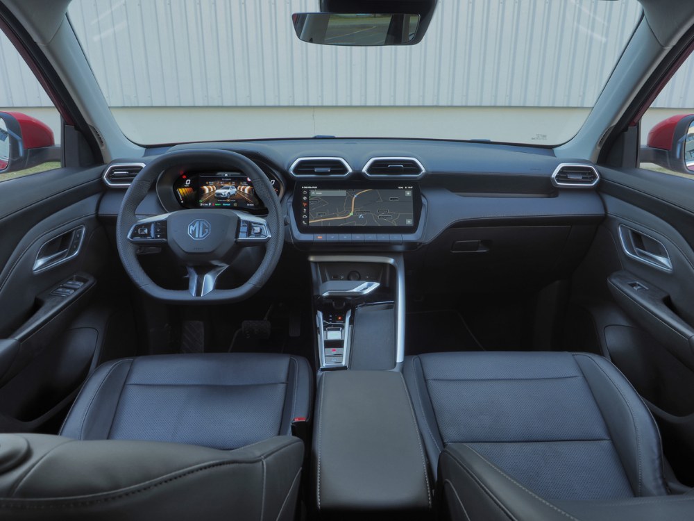 MG ZS Hybrid+ – Hezčí a s hybridem