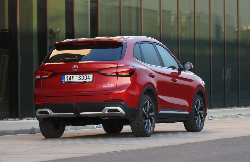 MG ZS Hybrid+ – Hezčí a s hybridem